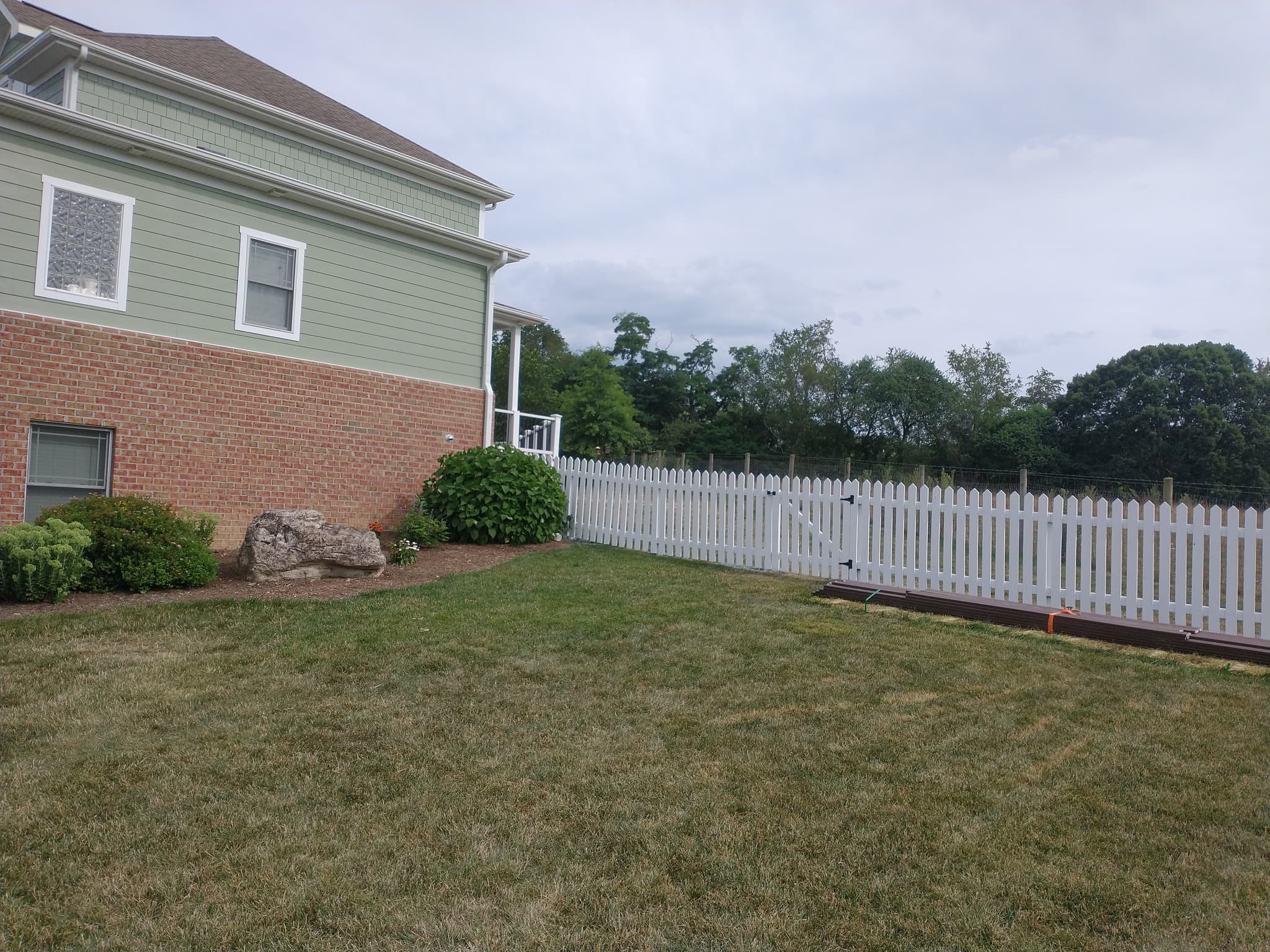 Vinyl Estate Fencing